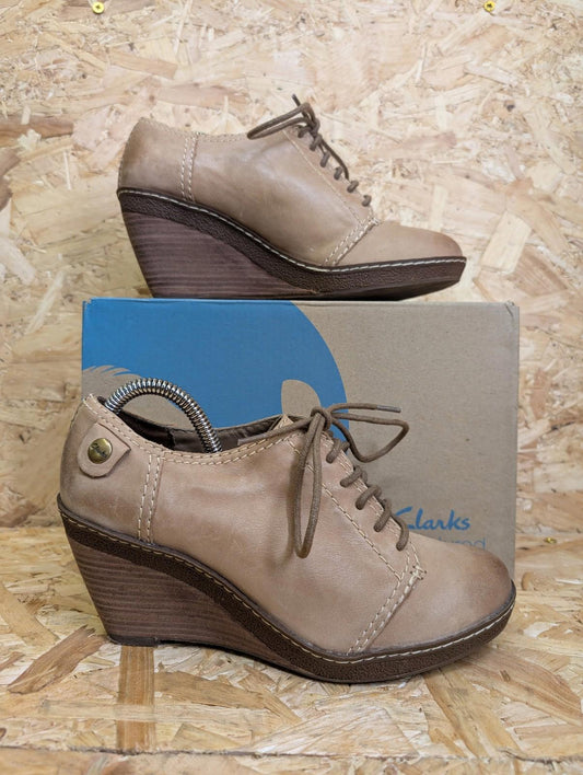 Clarks Womens Wedge Heels Size 5.5 UK Soft Beige Leather Casual Comfort Lace