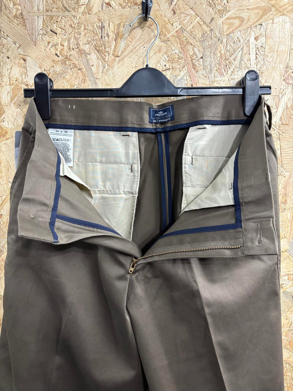 Dockers D2 Chino Trousers W32 L32 Brown Straight Leg Zip Fly No Wrinkles Jeans