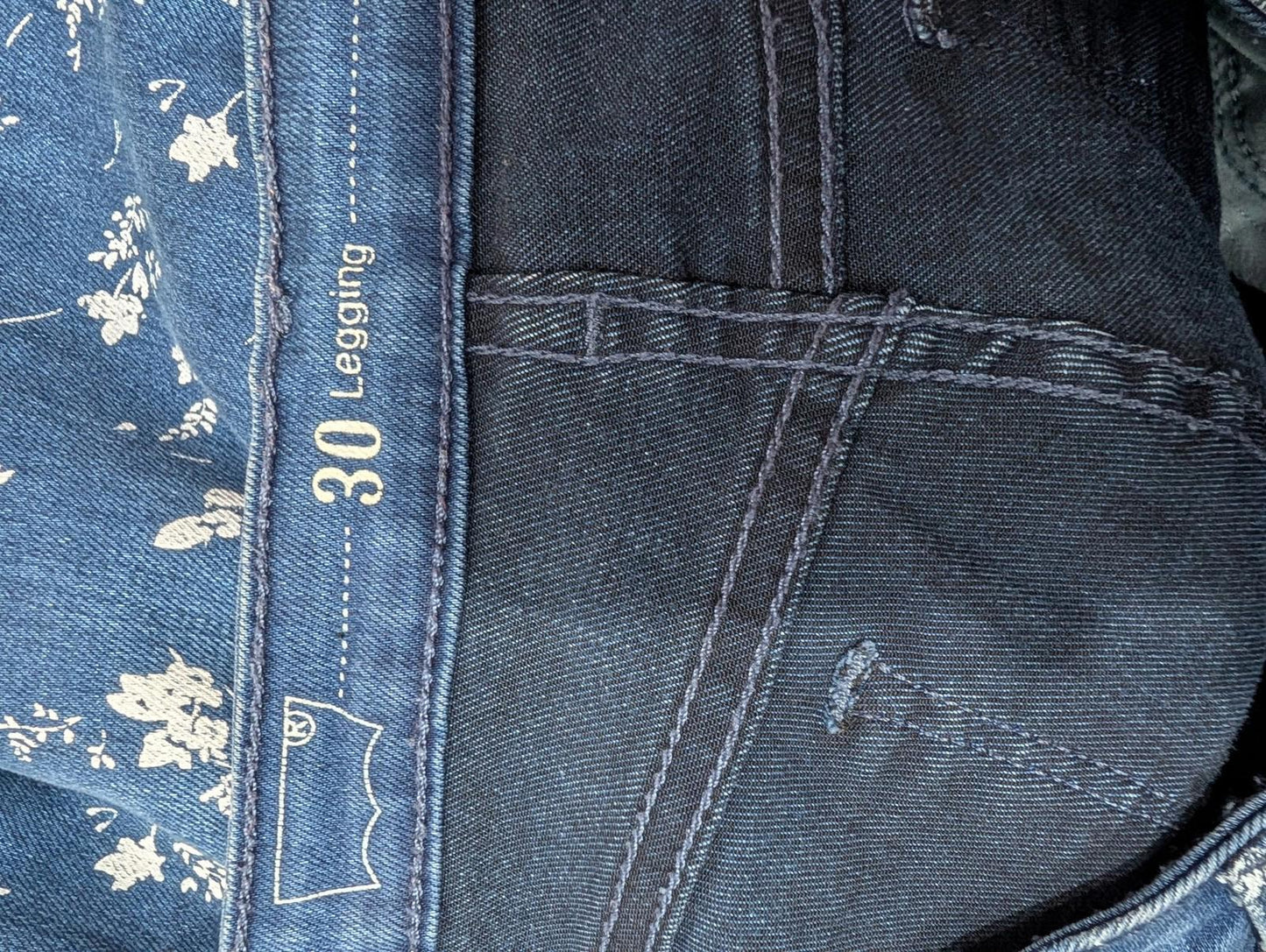 Levis Jeans Women Size W30 L32 Floral Print Navy Blue Y2K Denim Skinny Leggings